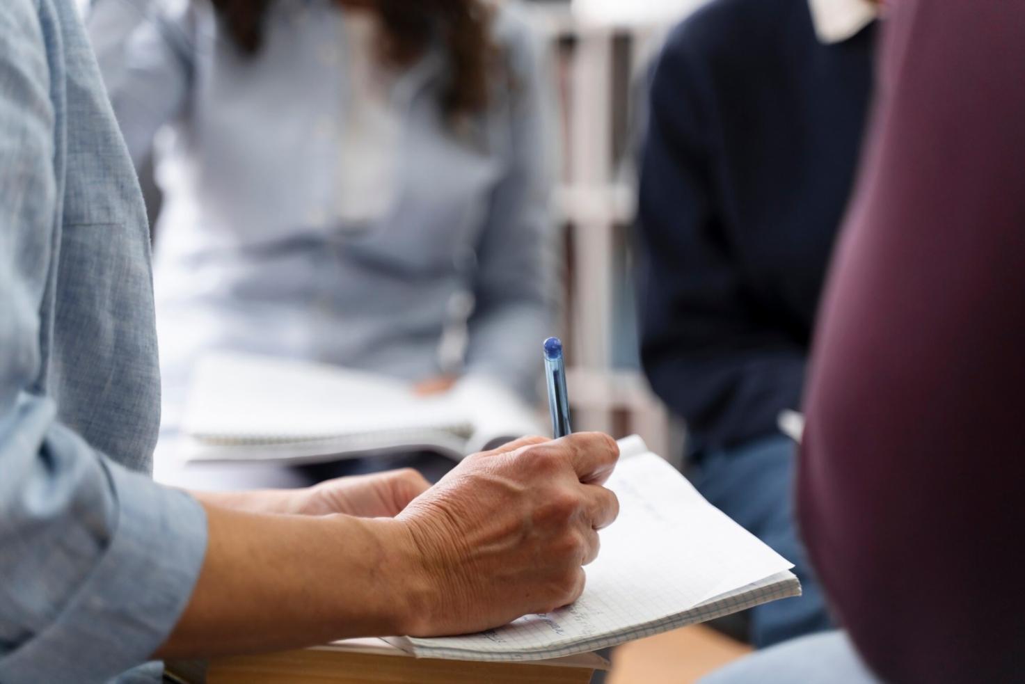 Session d'analyse collective avec des participants échangeant leurs observations