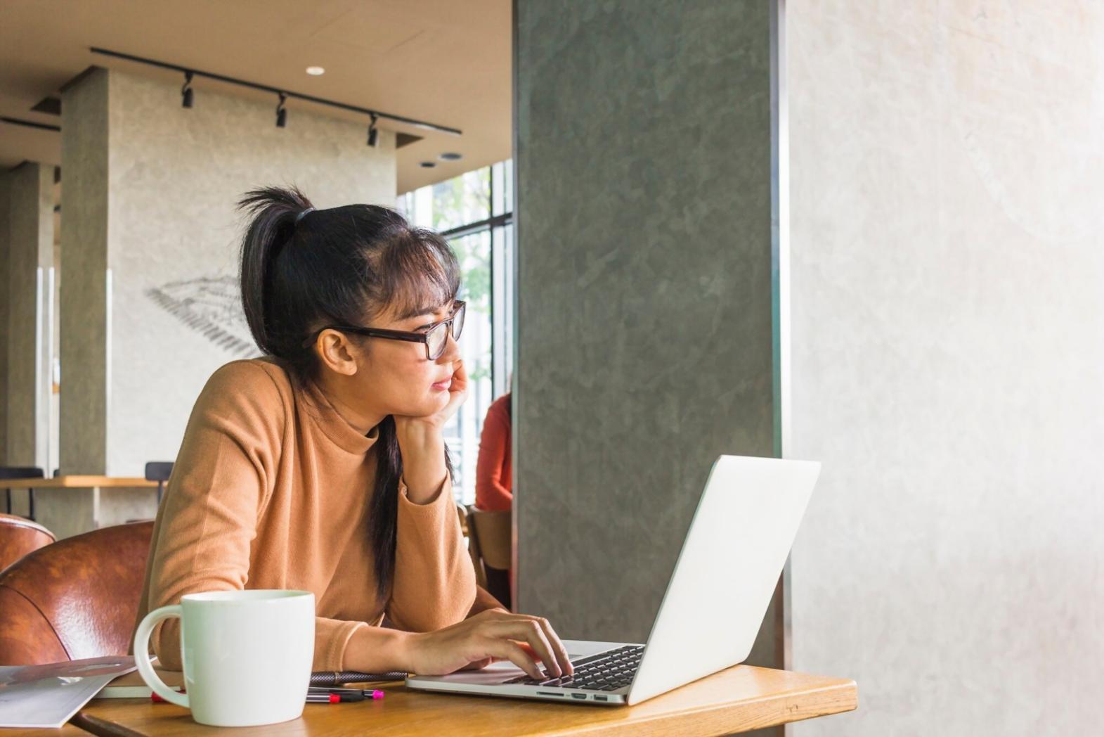 Espace de travail avec ordinateur portable pour formations en ligne