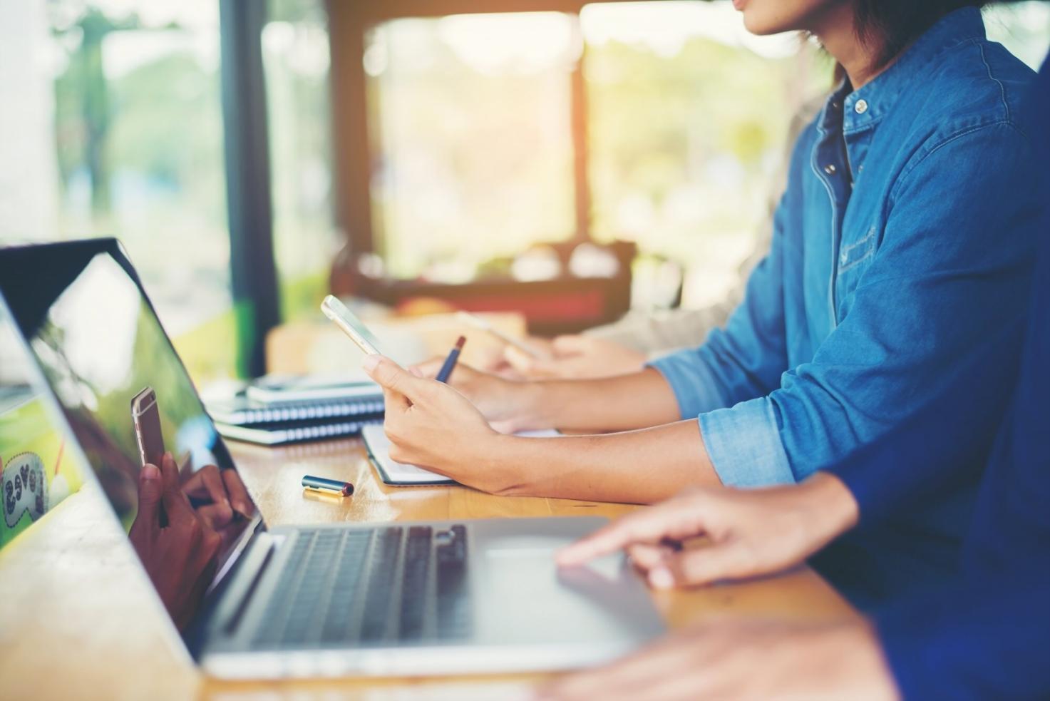 Participants à un atelier d'analyse des tendances saisonnières sur les marchés financiers